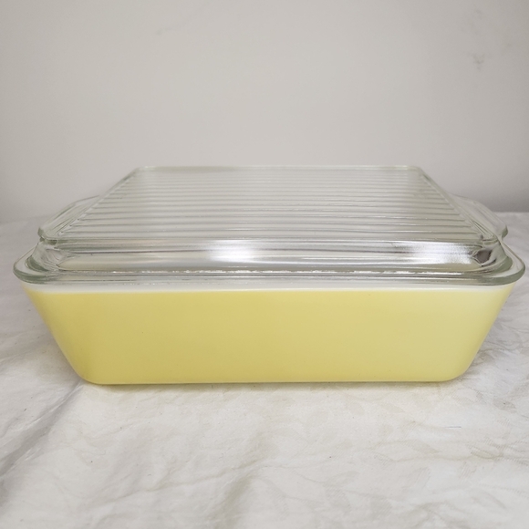 Vintage Pyrex Fridge Dish with Lid - Picture 3 of 12